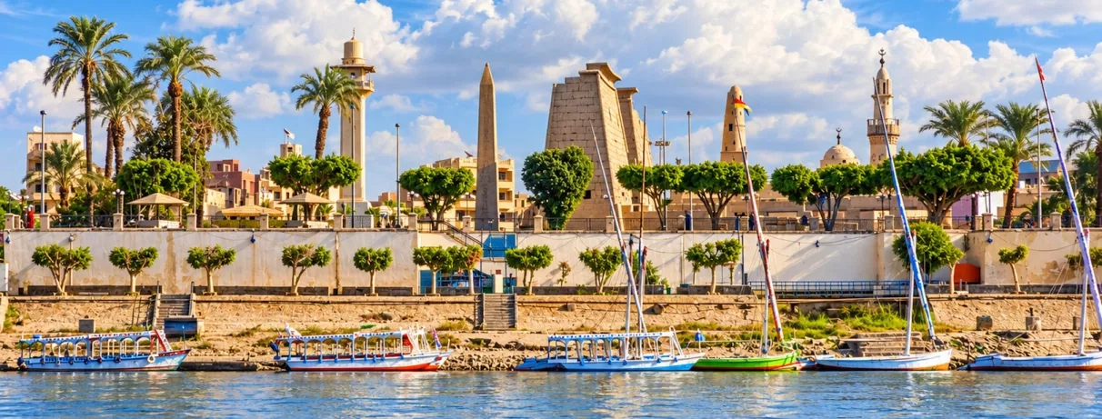 Berges de Louxor avec minarets obélisque du temple et bateaux de croisière sur le Nil