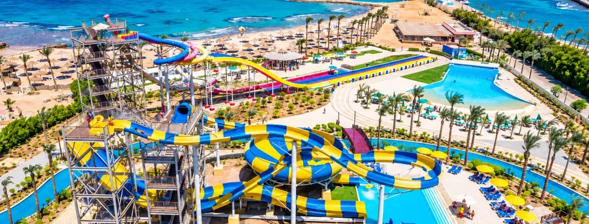 Toboggan aquatique géant du Blend Club Aqua Resort 4* Hurghada donnant sur la plage et la mer.