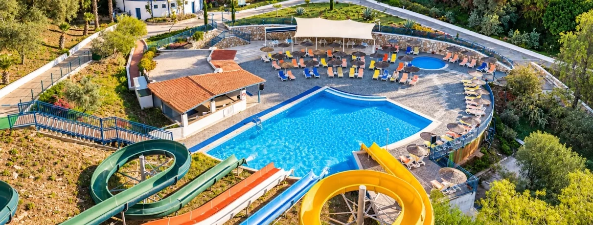 piscine avec toboggans 