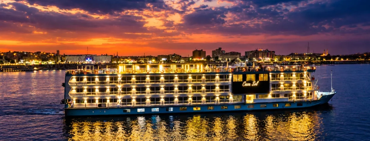 Bateau de croisière 5 étoiles Casa Sol éclairé de nuit sur le Nil à Louxor