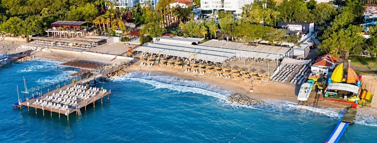 vue de l'hôtel et de la plage