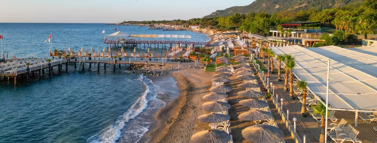 vue de la plage et des transats