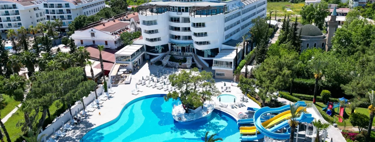 vue de la piscine extérieur de l'hôtel