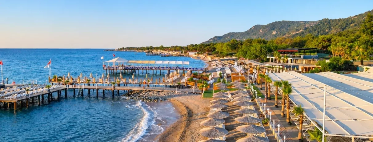 vue de la plage et des transats