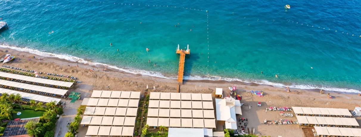 vue d'ensemble de la plage avec parasols et un ponton 