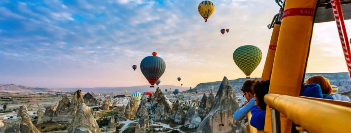 Une perspective immersive depuis une montgolfière offrant un panorama sur le paysage