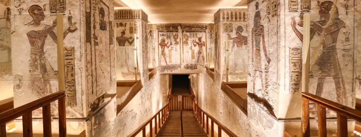 Visite des tombeaux égyptiens et de leurs hiéroglyphes lors de votre séjour tout compris en Égypte
