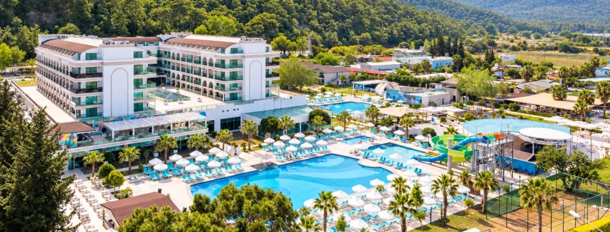 vue de l'hôtel avec piscine extérieur