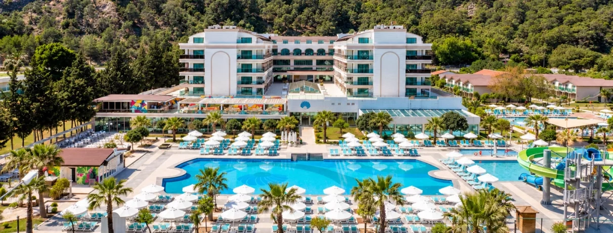 vue d'ensemble hôtel avec piscines et palmiers