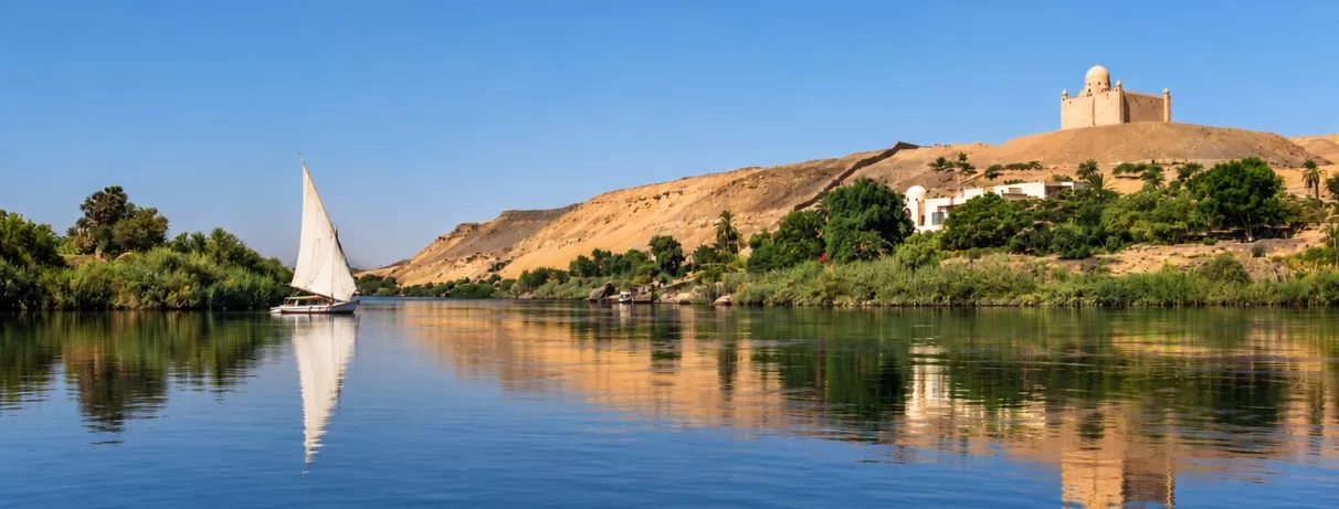 Naviguez en felouque sur le Nil à Assouan pendant votre séjour tout compris en Égypte.
