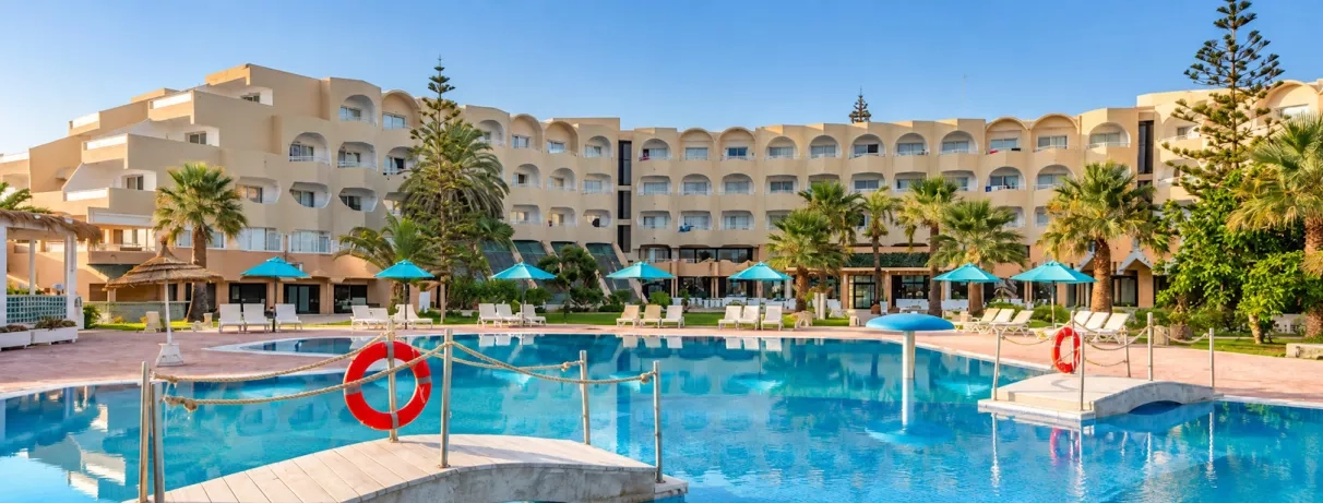 piscine principale et façade de l'hôtel au vincci helya beach monastir en tunisie