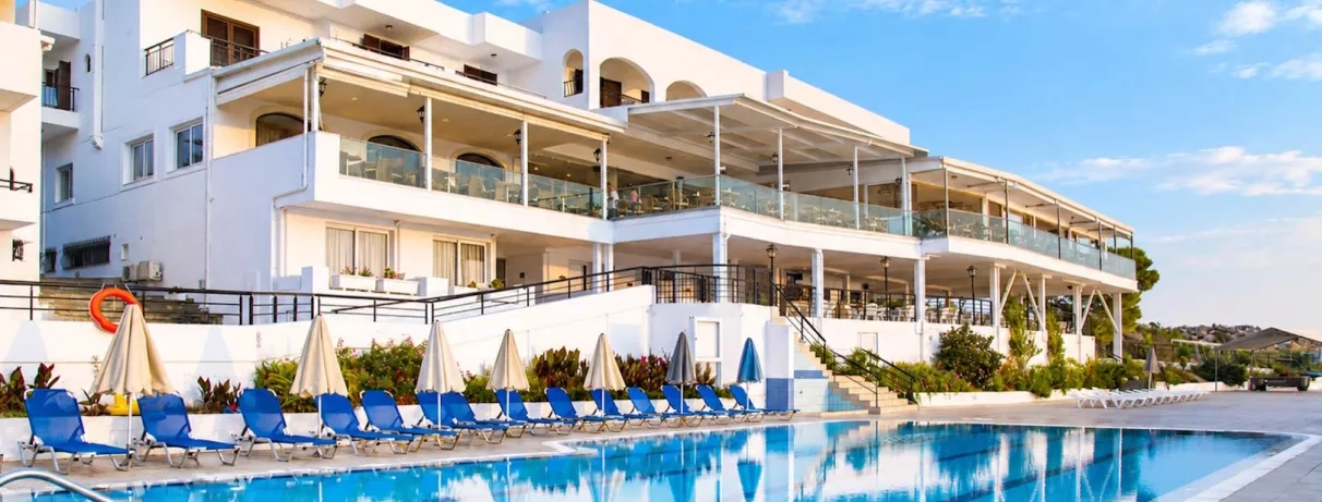 Vue piscine ave immeuble 