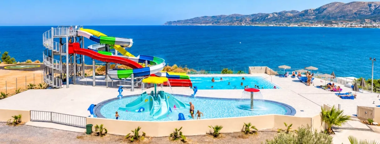 aquapark avec deux toboggans, deux piscines une pour adulte et l'autre pour les enfants, vue sur la mer
