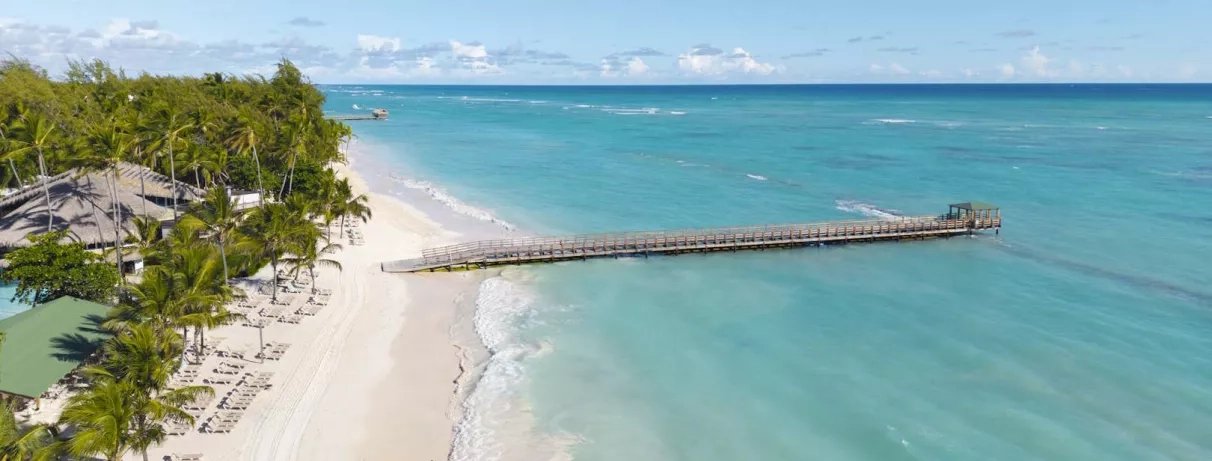 belle plage de sable blanc avec un ponton