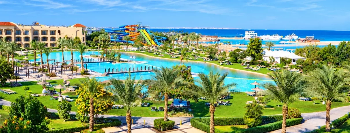 Vue aérienne de la piscine et du complexe Jaz Aquamarine à Hurghada pour des vacances famille.