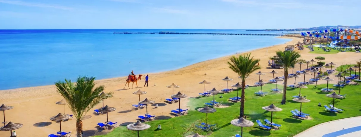 Plage de sable fin et mer turquoise à Hurghada pour un séjour en hôtel bord de mer.