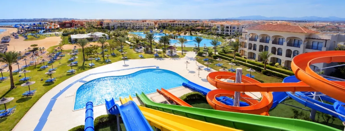 Toboggans aquatiques et piscine du Jaz Aquamarine 5* à Hurghada, idéal pour un séjour all inclusive.