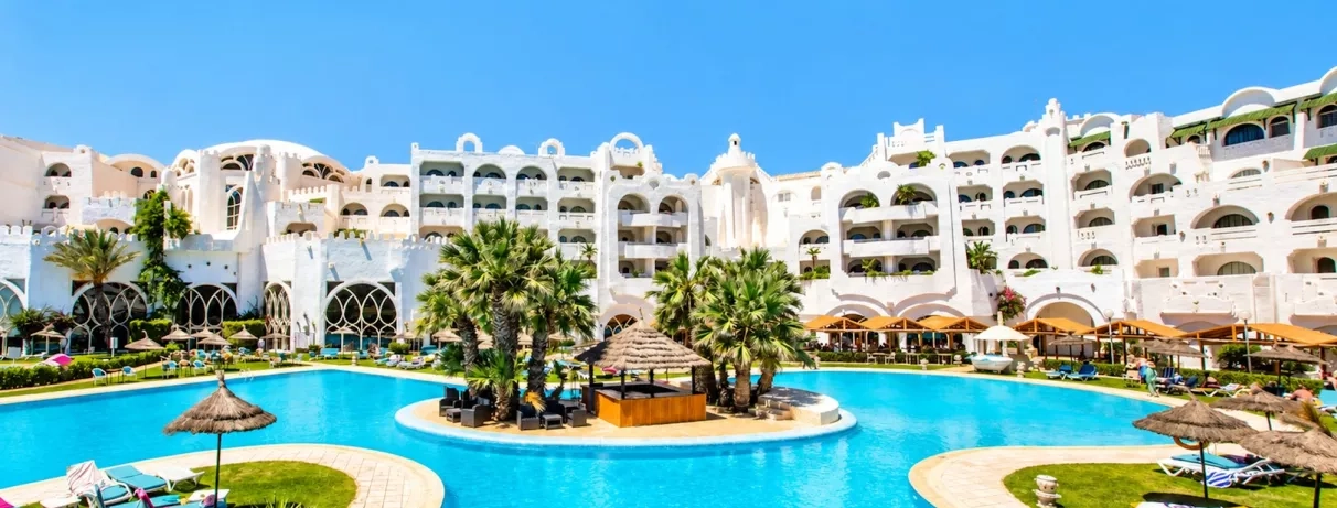 Bâtiment de l’hôtel et piscine extérieure aménagée