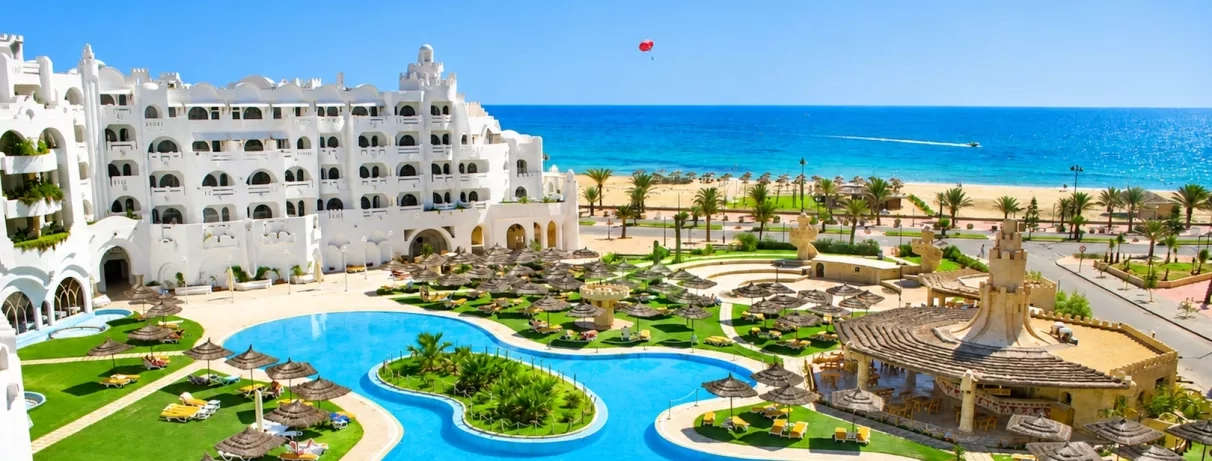 vue sur l'hôtel la piscine et la mer
