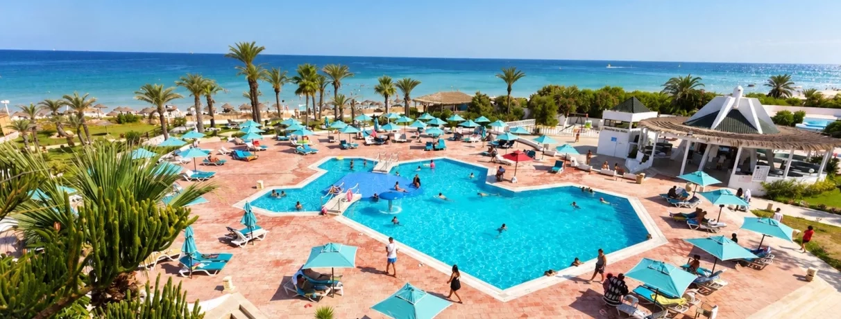 vue aérienne piscine transats et mer du helya beach à monastir en tunisie