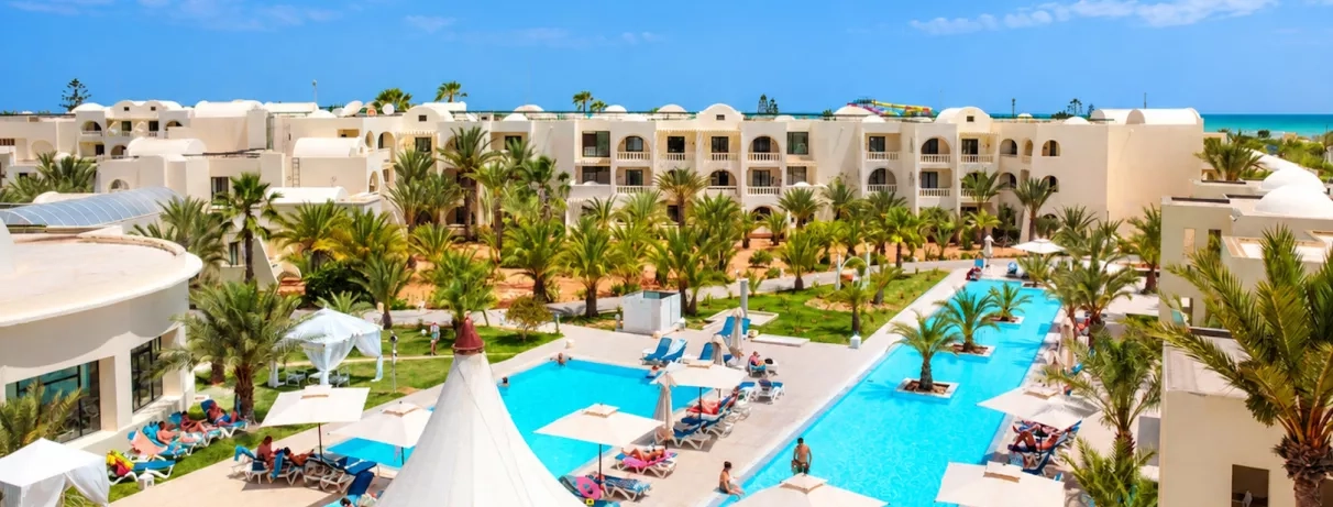Complexe hôtelier César Thalasso à Djerba, Tunisie, avec piscines turquoises, architecture orientale et plage méditerranéenne.