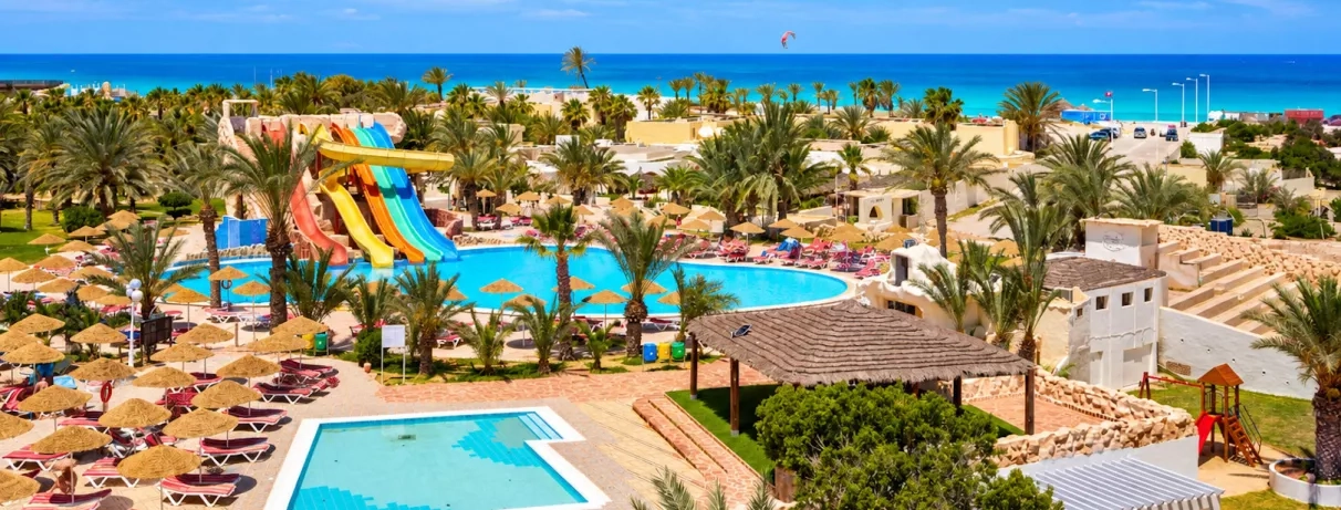 Vue panoramique des infrastructures de loisirs, piscines et jardins exotiques du club de vacances à Djerba.