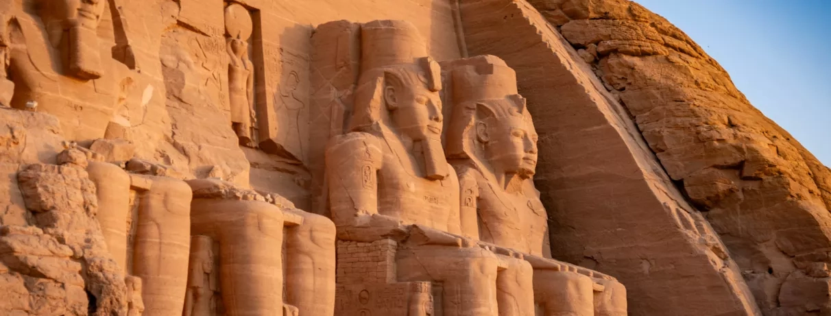 Admirez les statues égyptiennes antiques en pierre lors de votre circuit culturel en Égypte.