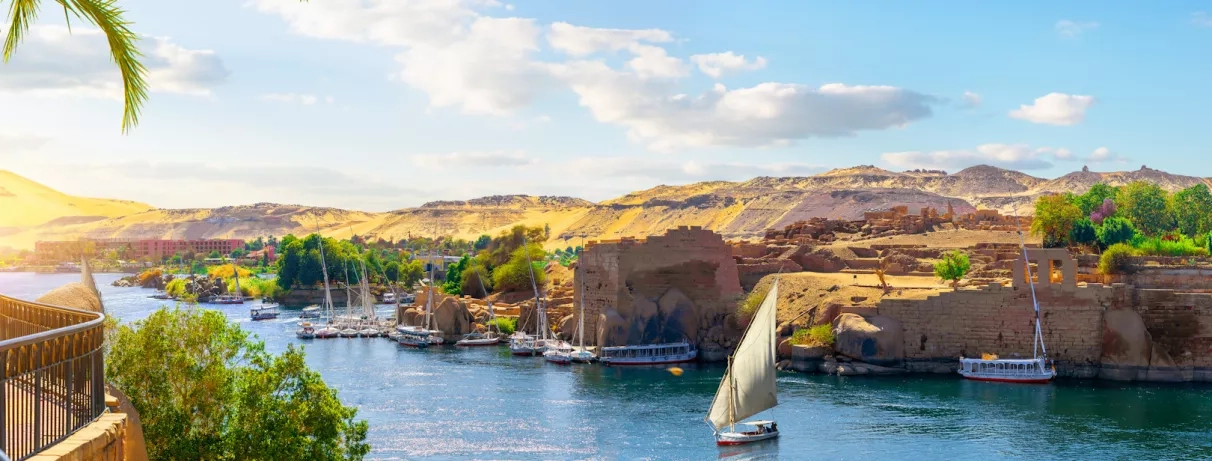 Naviguez sur le Nil en felouque lors de votre croisière pas chère en Égypte.