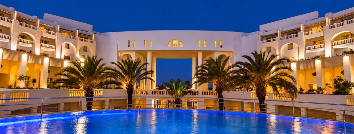 vue de la façade de l'hôtel avec son entrée de nuit