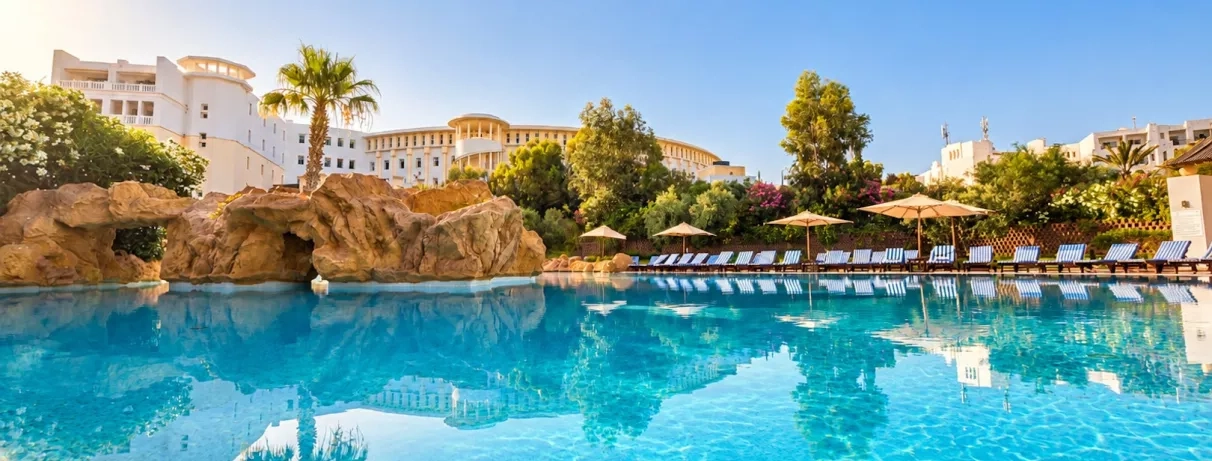 Vue d'une piscine bordée de palmiers