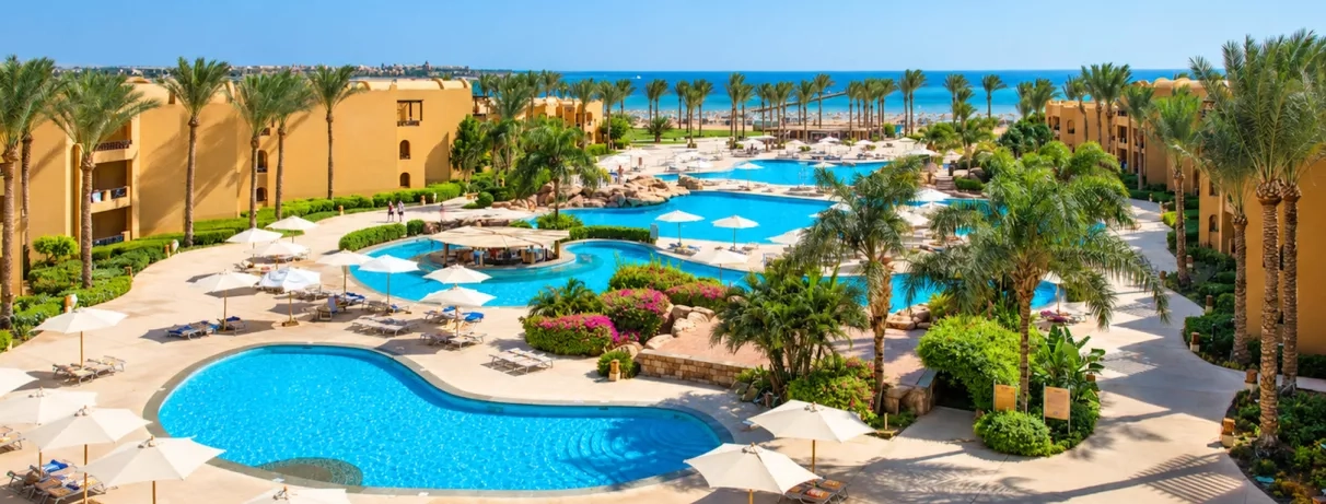 Vue aérienne du complexe hôtelier Stella Beach à Hurghada en Egypte avec piscine et vue sur la mer