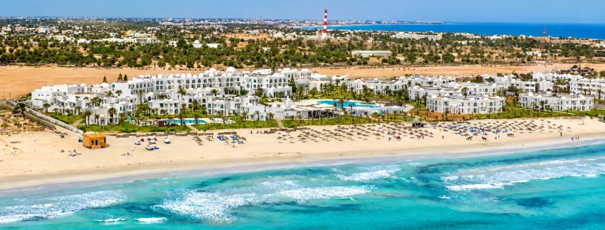 Vue aérienne de l'hôtel Vincci Helios Beach en bord de mer à Djerba, Tunisie, destination balnéaire.