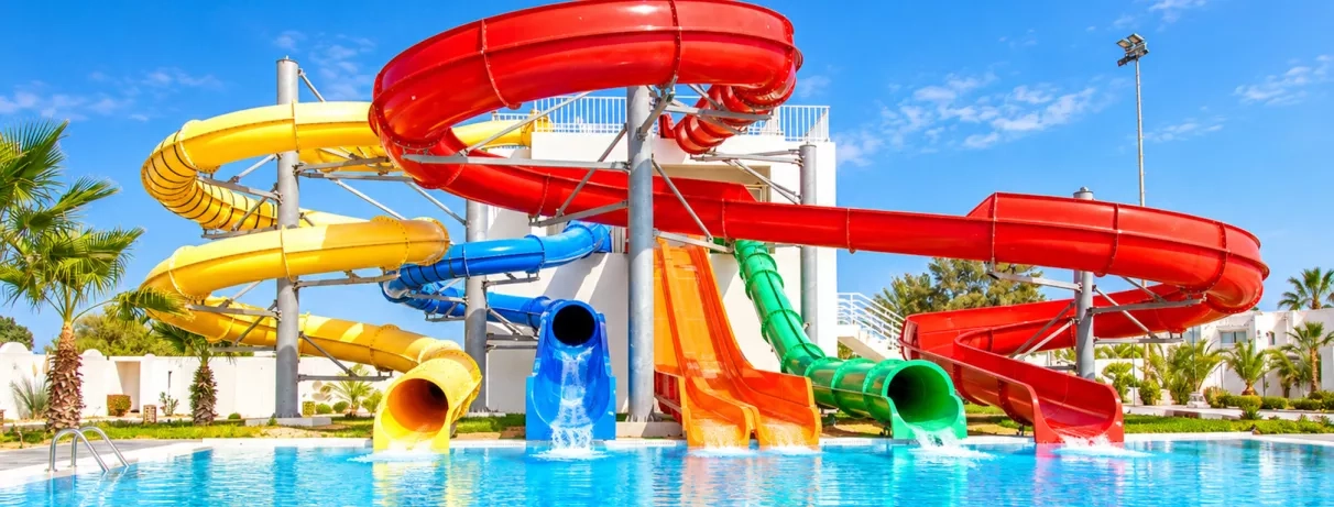 toboggans colorés avec piscine au Vincci Helios à Djerba pour vacances familiales en Tunisie