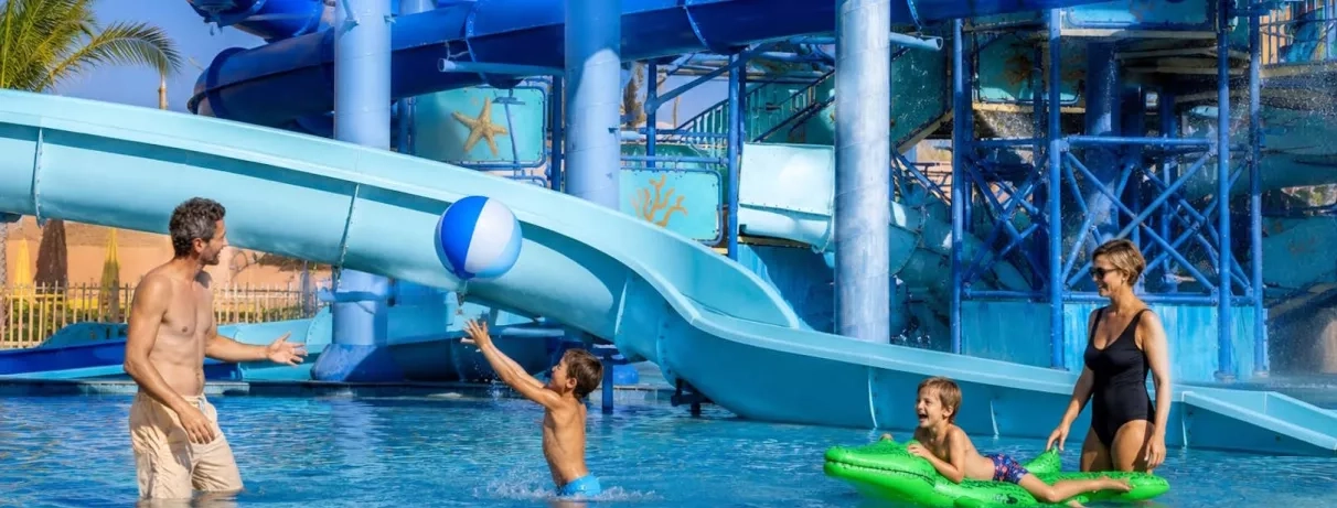 famille qui s'amuse à l'aquapark
