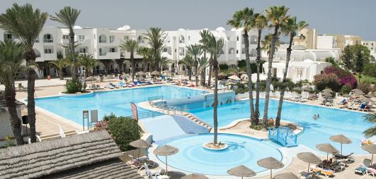 piscine avec palmiers