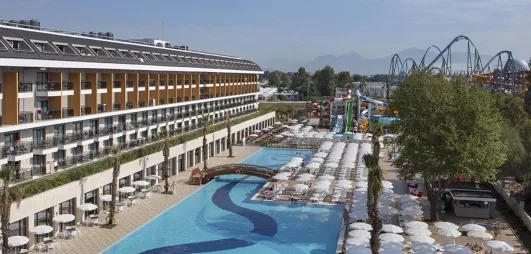 piscine et bâtiment hôtel