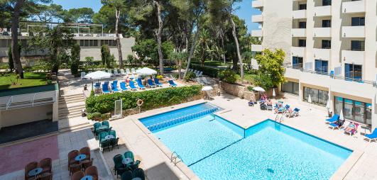piscine avec bâtiment blanc hôtel