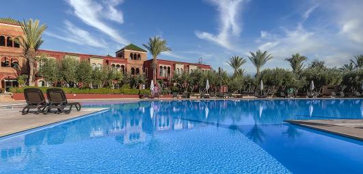 piscine et bâtiment hôtel