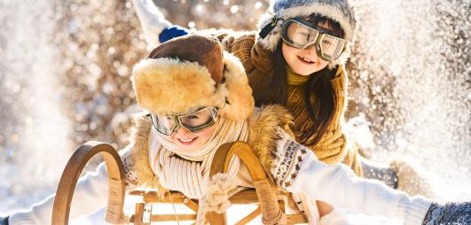 enfants s'amusant sur une luge
