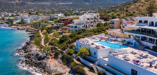 vue aérienne hotel mer et piscine