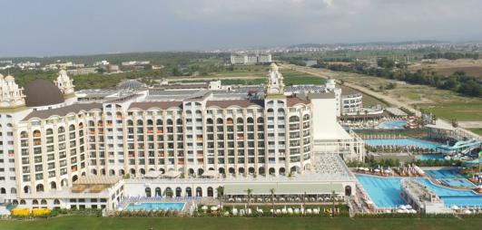 piscine et bâtiment hôtel