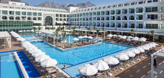 piscine et bâtiment hôtel