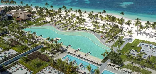 vue aérienne piscine et mer