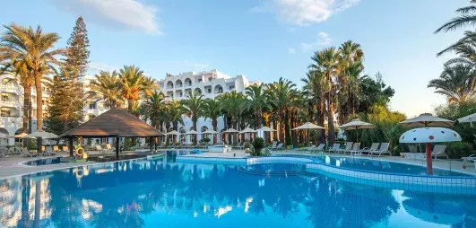 piscine avec palmiers