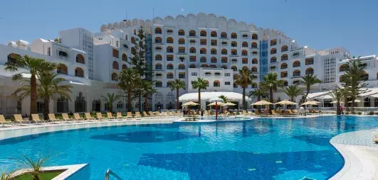 piscine et bâtiment hôtel