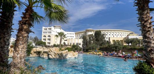 piscine avec bâtiment de l'hôtel en arrière plan