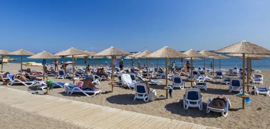 plage avec transats