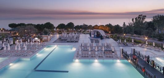 piscine illuminée de nuit