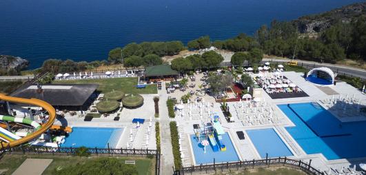 vue aérienne piscine et hôtel