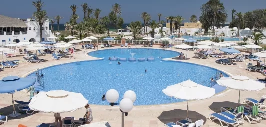 piscine avec parasols